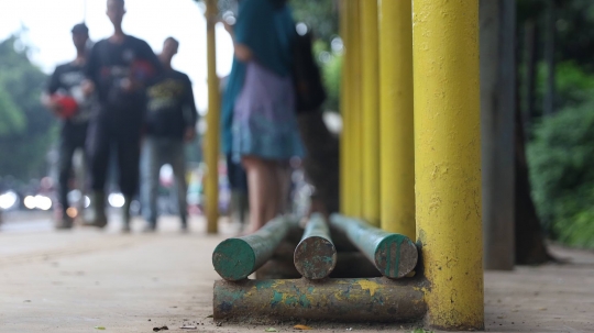 Imbas Peninggian Trotoar, Bangku Halte Ini Jadi Pendek