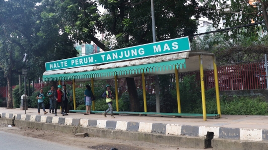 Imbas Peninggian Trotoar, Bangku Halte Ini Jadi Pendek