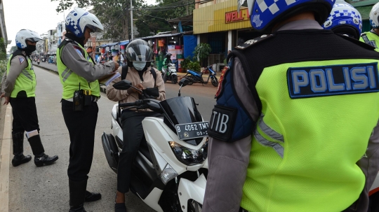 Polisi Razia Penerobos Jalur Transjakarta di Jatinegara