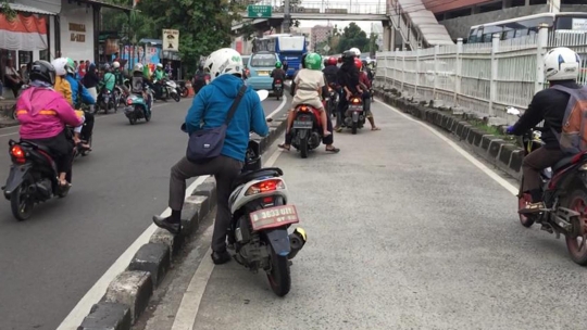 Polisi Razia Penerobos Jalur Transjakarta di Jatinegara