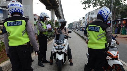 Polisi Razia Penerobos Jalur Transjakarta di Jatinegara