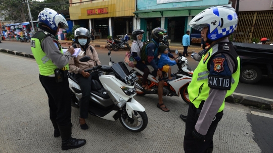 Polisi Razia Penerobos Jalur Transjakarta di Jatinegara