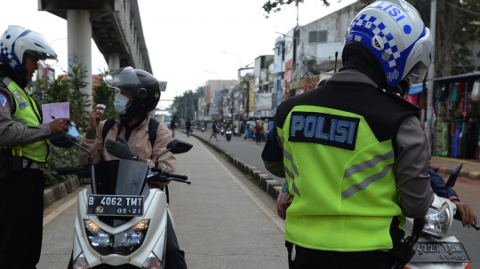 Polisi Razia Penerobos Jalur Transjakarta di Jatinegara