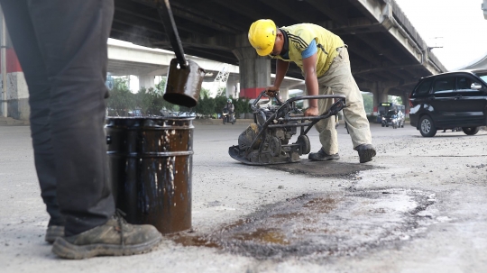 Musim Hujan, Pasukan Kuning Berjibaku Perbaiki Jalan Rusak