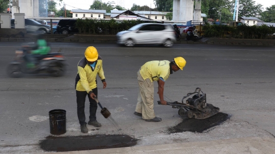 Musim Hujan, Pasukan Kuning Berjibaku Perbaiki Jalan Rusak