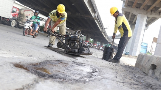 Musim Hujan, Pasukan Kuning Berjibaku Perbaiki Jalan Rusak