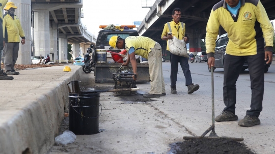 Musim Hujan, Pasukan Kuning Berjibaku Perbaiki Jalan Rusak