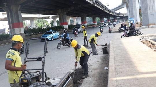 Musim Hujan, Pasukan Kuning Berjibaku Perbaiki Jalan Rusak