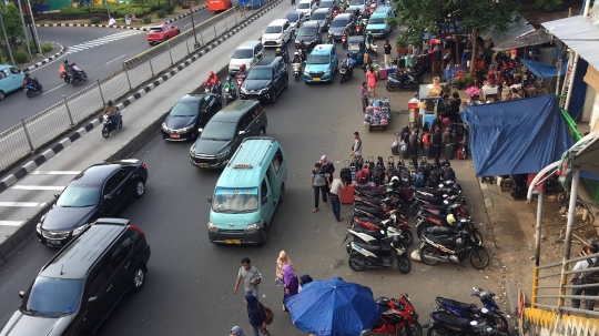PKL dan Parkir Liar Kuasai Jalan dan Trotoar di Senen