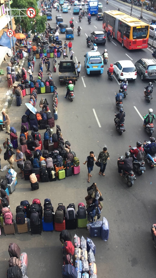 PKL dan Parkir Liar Kuasai Jalan dan Trotoar di Senen