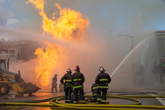 Pipa Gas Meledak di California Akibatkan 5 Bangunan Terbakar