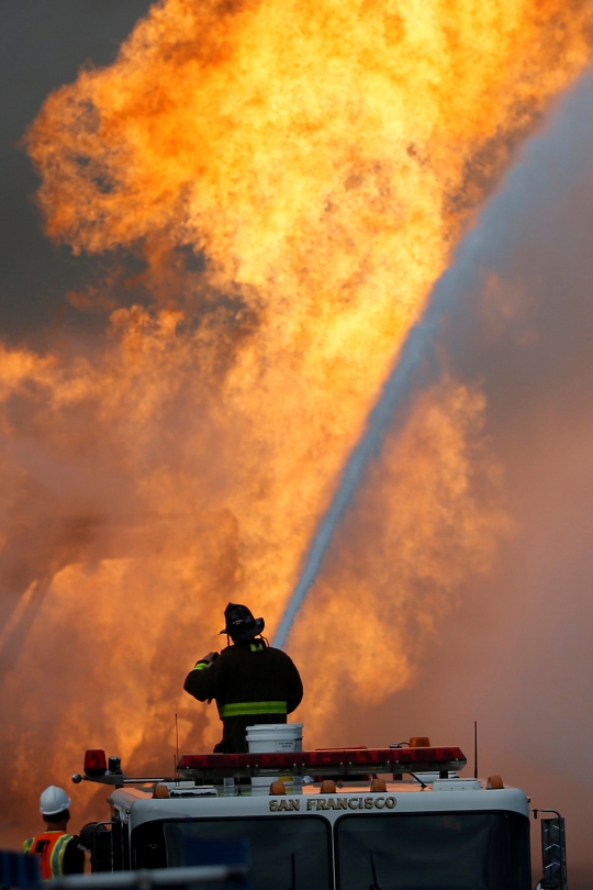 Pipa Gas Meledak di California Akibatkan 5 Bangunan Terbakar