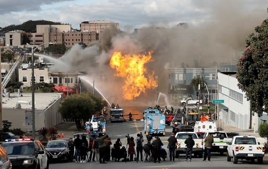 Pipa Gas Meledak di California Akibatkan 5 Bangunan Terbakar