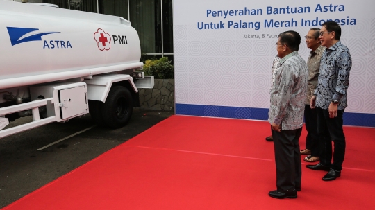 Astra Berikan 10 Truk Tangki Air kepada PMI