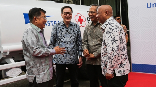 Astra Berikan 10 Truk Tangki Air kepada PMI