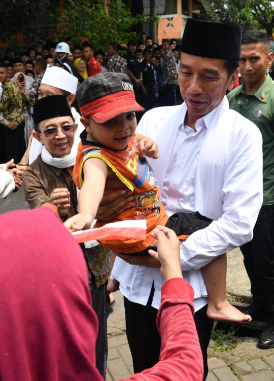 Momen Mengharukan Bocah Berkebutuhan Khusus Minta Digendong dan Foto sama Jokowi