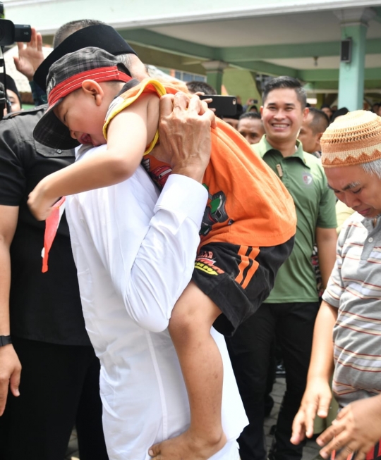 Momen Mengharukan Bocah Berkebutuhan Khusus Minta Digendong dan Foto sama Jokowi