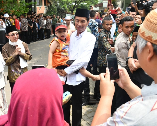 Momen Mengharukan Bocah Berkebutuhan Khusus Minta Digendong dan Foto sama Jokowi