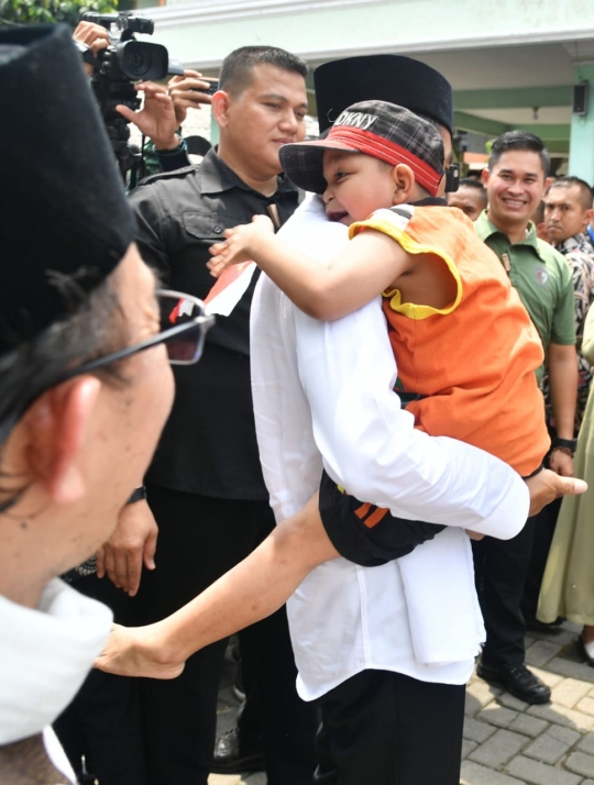 Momen Mengharukan Bocah Berkebutuhan Khusus Minta Digendong dan Foto sama Jokowi