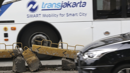 Kondisi Pembatas Jalur Transjakarta di Jalan Warung Jati yang Rusak