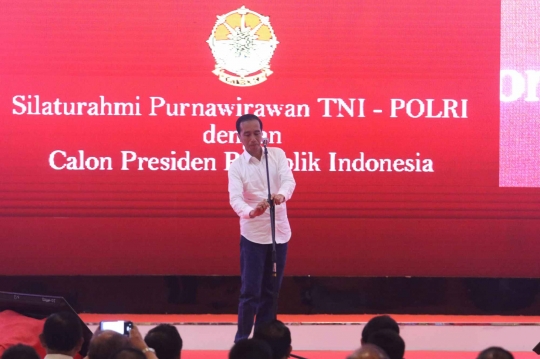 Gaya Jokowi Memperbaiki Stand Mic Sebelum Pidato