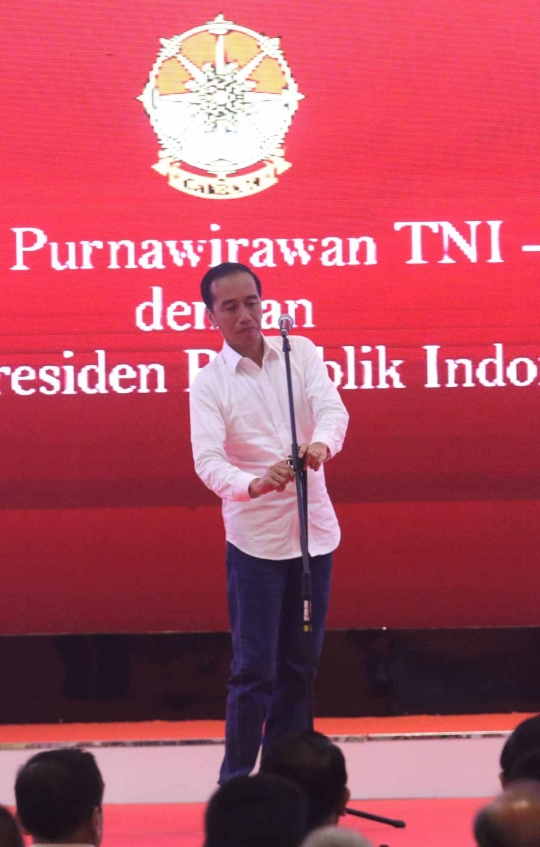 Gaya Jokowi Memperbaiki Stand Mic Sebelum Pidato