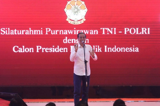 Gaya Jokowi Memperbaiki Stand Mic Sebelum Pidato