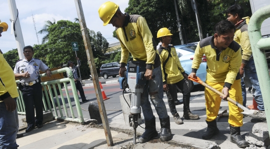 Halangi Zebra Cross, Pasukan Kuning Bongkar Pagar Besi di Pinang Ranti