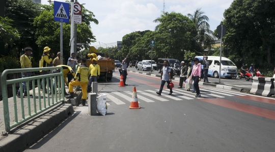 Halangi Zebra Cross, Pasukan Kuning Bongkar Pagar Besi di Pinang Ranti