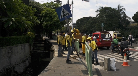 Halangi Zebra Cross, Pasukan Kuning Bongkar Pagar Besi di Pinang Ranti