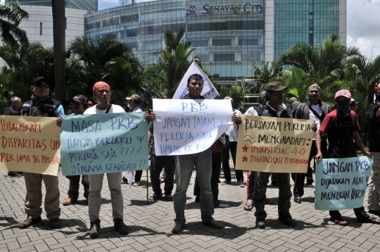 Ajukan 12 Tuntutan, Mantan Karyawan Maybank Indonesia Lakukan Demo