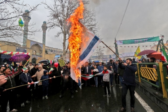 Peringatan 40 tahun Revolusi Islam Diwarnai Aksi Bakar Bendera AS dan Israel