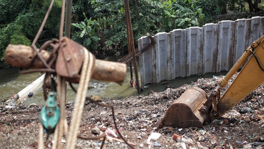 Mengintip Tiang Pancang Turap yang Terbengkalai di Kali Ciliwung