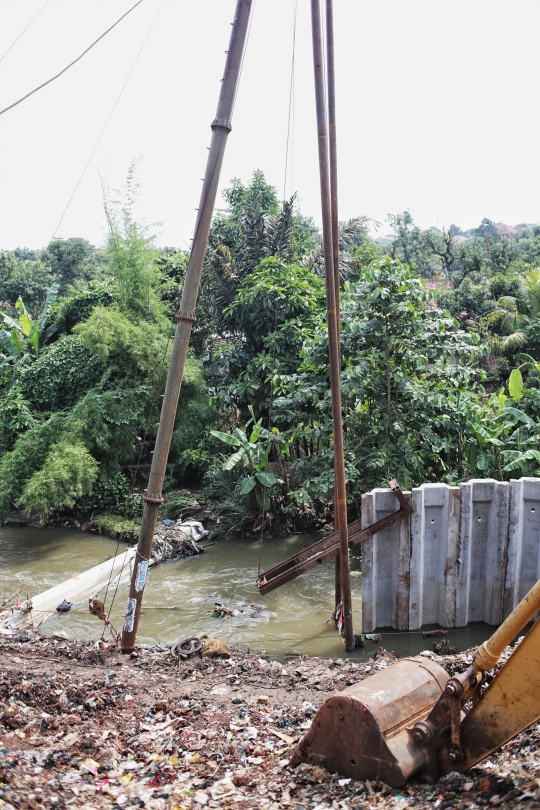 Mengintip Tiang Pancang Turap yang Terbengkalai di Kali Ciliwung