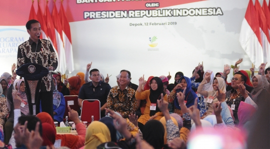 Presiden Jokowi Salurkan Bantuan Sosial di Depok