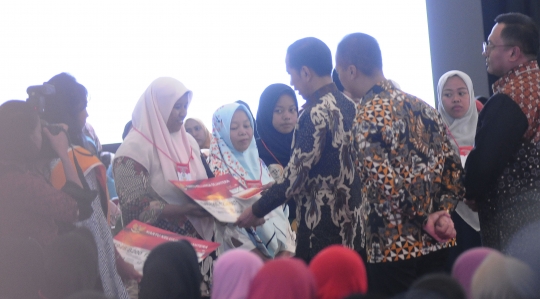 Presiden Jokowi Salurkan Bantuan Sosial di Depok