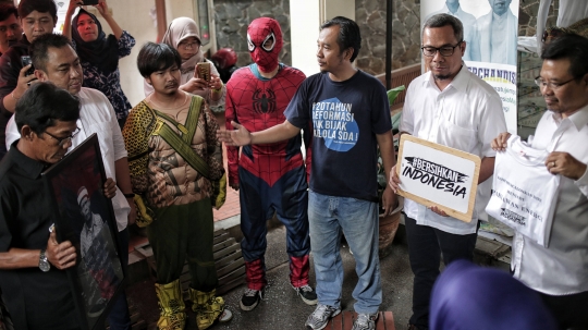 Super Hero Geruduk Markas TKN Jokowi-Maruf