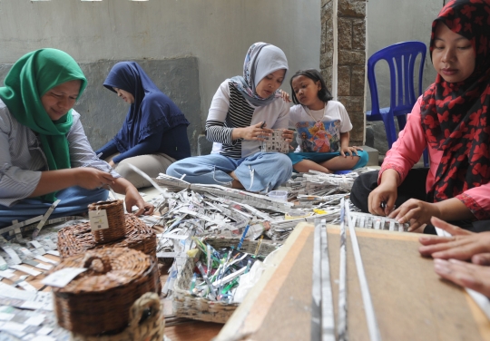 Kerajinan Berbahan Koran Bekas Karya Ibu-Ibu Ini Tembus Pasar Ekspor