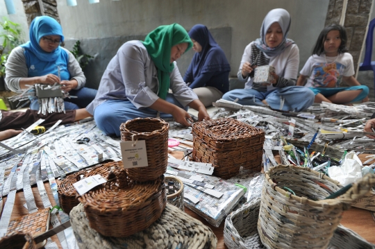 Kerajinan Berbahan Koran Bekas Karya Ibu-Ibu Ini Tembus Pasar Ekspor