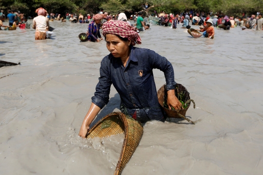 Keseruan Menangkap Ikan dengan Cara Tradisional Kamboja