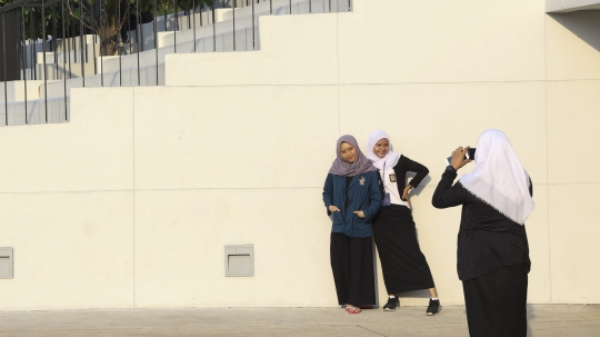 Keseruan Warga Berburu Foto di Lapangan Banteng