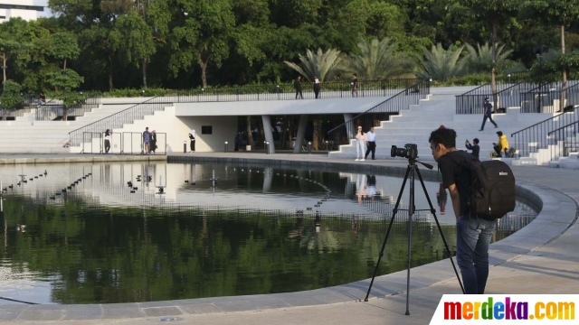 Foto Keseruan Warga Berburu Foto Di Lapangan Banteng