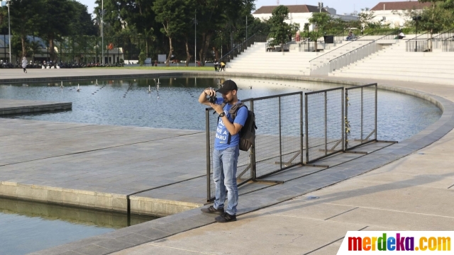 Foto Keseruan Warga Berburu Foto Di Lapangan Banteng