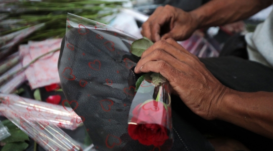 Jelang Valentine, Pedagang Bunga di Rawa Belong Sibuk Merangkai Mawar