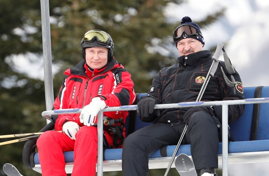 Saat Vladimir Putin Ajak Presiden Belarus Bermain Ski
