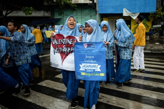 Aksi Pelajar di Surabaya Tolak Valentine