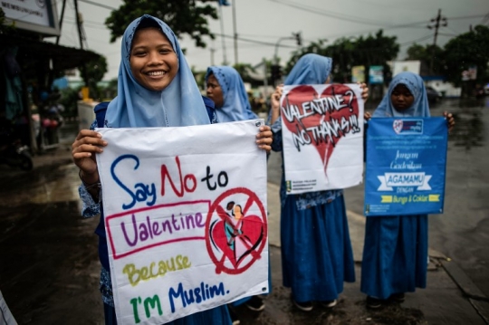 Aksi Pelajar di Surabaya Tolak Valentine