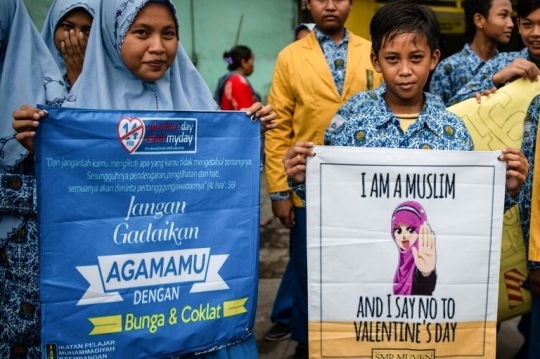 Aksi Pelajar di Surabaya Tolak Valentine