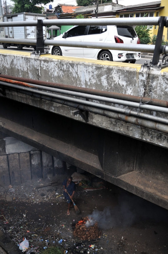 Mencari Rezeki di Kolong Jembatan