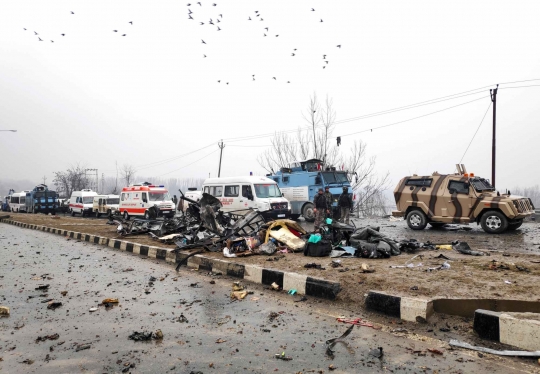 Ledakan Bom Mobil Tewaskan 12 Tentara di Kashmir